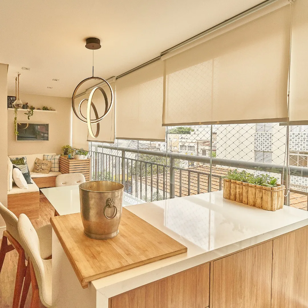Varanda integrada com mesa e jardineira